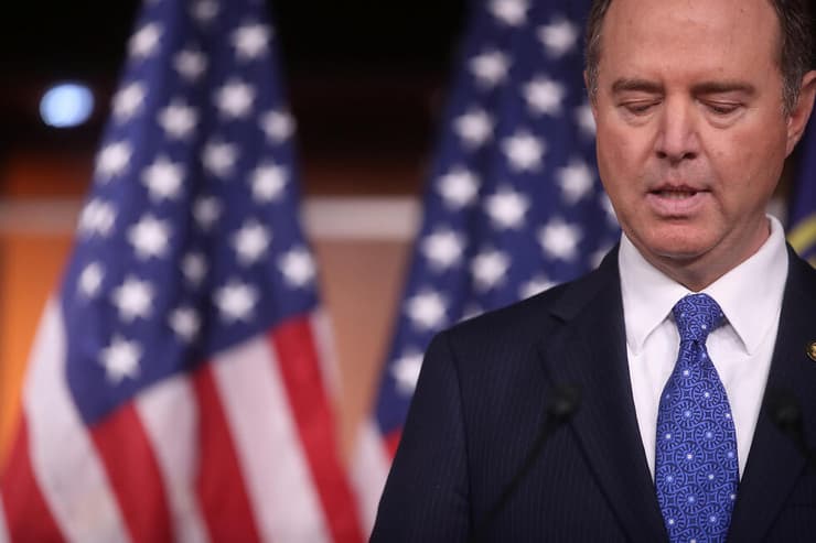 לא מצאו ראיות נגדו, אבל החקירה תימשך. אדף שיף (צילום: רויטרס) יו"ר ועדת המודיעין של בית הנבחרים אדם שיף מסיבת עיתונאים על דו"ח חקירת ה הדחה נגד טראמפ