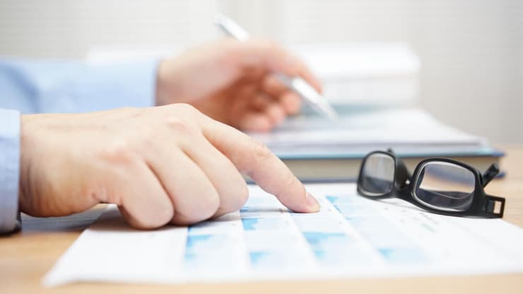 בדיקת קרן פנסיה (צילום: Shutterstock) בדיקת קרן פנסיה