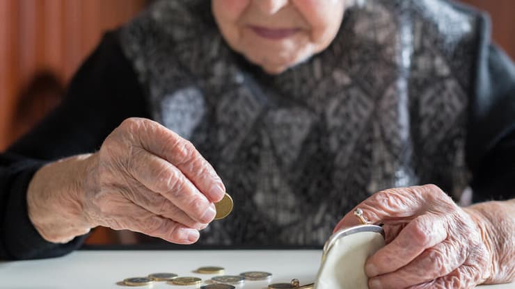 דווקא קצבאות הזקנה לאוכלוסייה החלשה שצורכת תרופות ורובה אינה עובדת יעלו בשיעורים הנמוכים ביותר (צילום: Shutterstock) קופה פנסיונית
