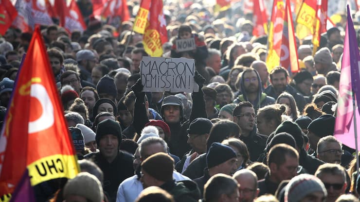 מחאה נגד העלאת גיל הפנסיה (צילום: AP) צרפת שביתה כללית הפגנה מחאה פנסיה פנסיות