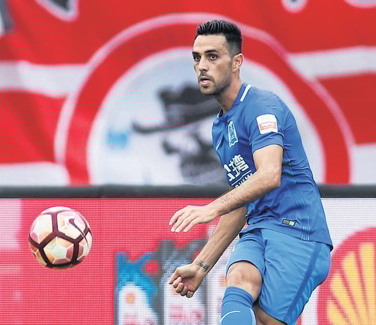 חורר רשתות. זהבי במדי גוואנגז'ו (צילום: AFP) ערן זהבי משחק בסין