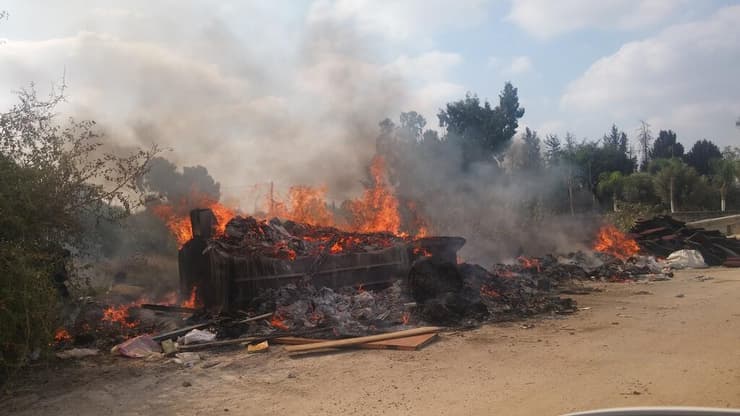 שריפת פסולת ליד ג'לג'וליה (צילום: אזרחים למען אוויר נקי) שריפת פסולת ליד ג'לג'וליה