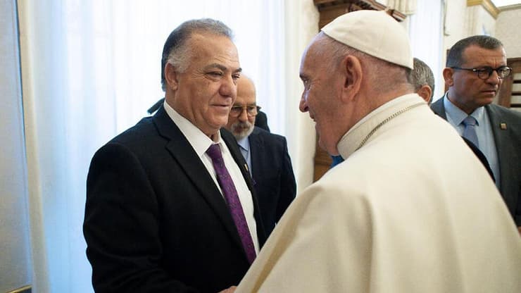 סלאם במפגש עם האפיפיור (צילום: הוותיקן) ראש עיריית נצרת עם האפיפיור