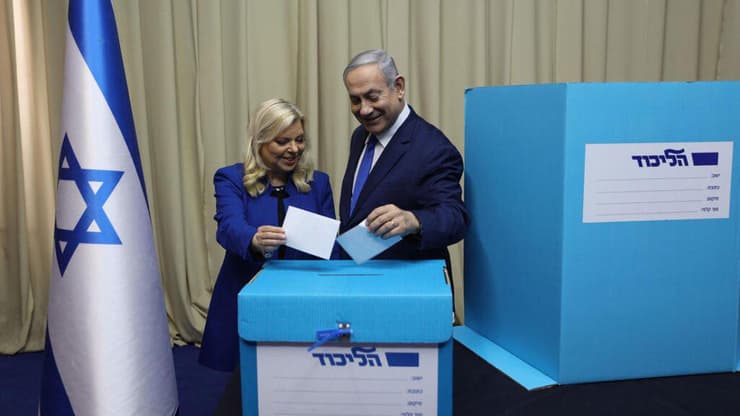 רה"מ נתניהו ורעייתו בפריימריז של הליכוד ב-2019 בנימין ושרה נתניהו בקלפי להצבעות הפריימריז בירושלים