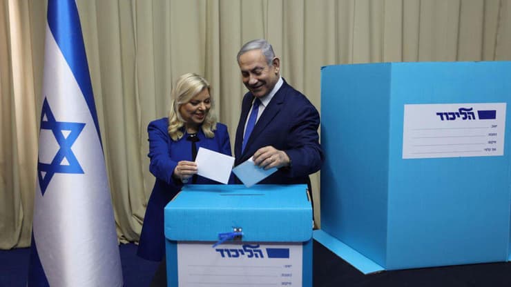 בנימין ושרה נתניהו מצביעים בפריימריז לליכוד, לפני הבחירות הקודמות בנימין ושרה נתניהו בקלפי להצבעות הפריימריז בירושלים