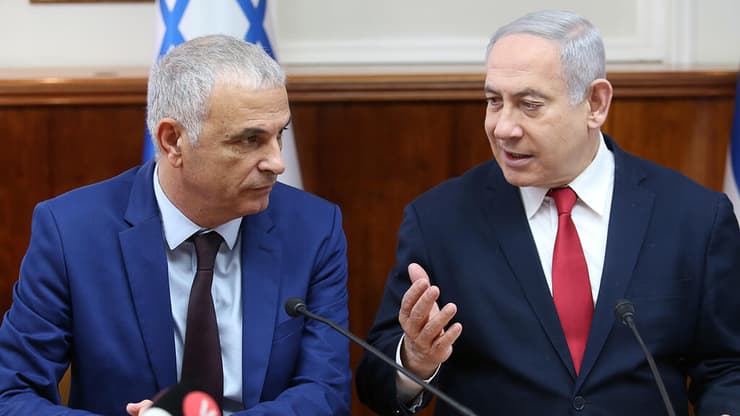 נתניהו וכחלון. יסכים להצעה לשריון? (צילום: אלכס קולומויסקי) ישיבת ממשלה