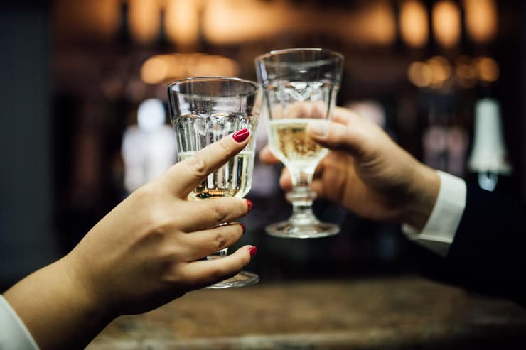 גבר ואישה שותים אלכוהול