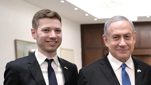 ראש הממשלה בנימין נתניהו ובנו יאיר. מהלך שעורר זעם: "רמאות" (צילום: רויטרס) ולדימיר פוטין בנימין נתניהו שרה יאיר טקס פורום השואה יד ושם שואה ירושלים