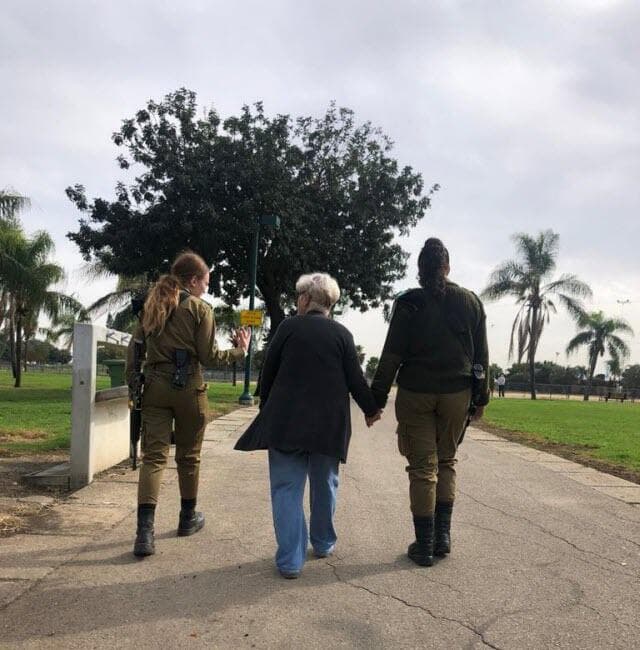 חיילות מתנדבות עם ניצולת שואה חיילות מתנדבות עם ניצולת שואה