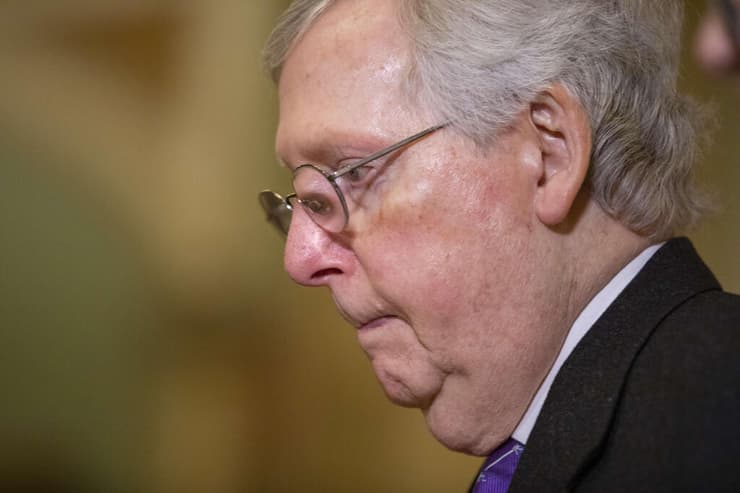 טראמפ תוקף את זלנסקי, מקונל תומך באוקראינה. הסנאטור הפורש 