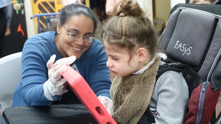 סיוע לתלמידה לקוית ראייה במרכז "קרן אור" בירושלים 
