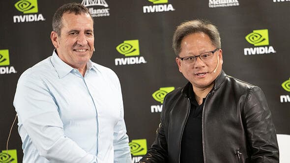 מימין: מנכ"ל אנבידיה, ג'נסן הואנג, ומנכ"ל מלאנוקס, איל וולדמן. שידרו אופטימיות