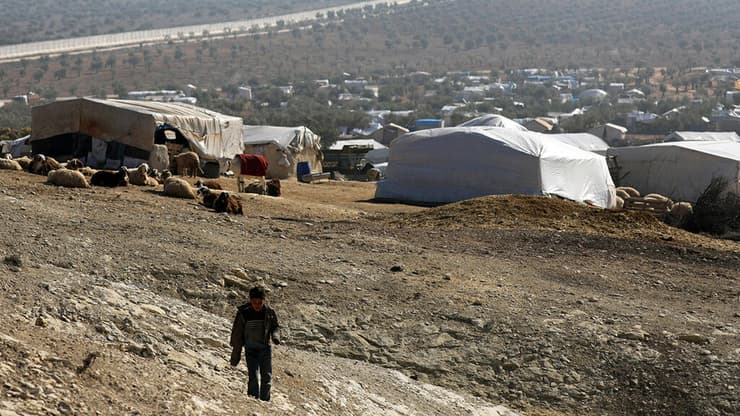 פליטים סורים בגבול טורקיה, 2020 (צילום: רויטרס) פליטים סורים סוריה אזאז גבול טורקיה