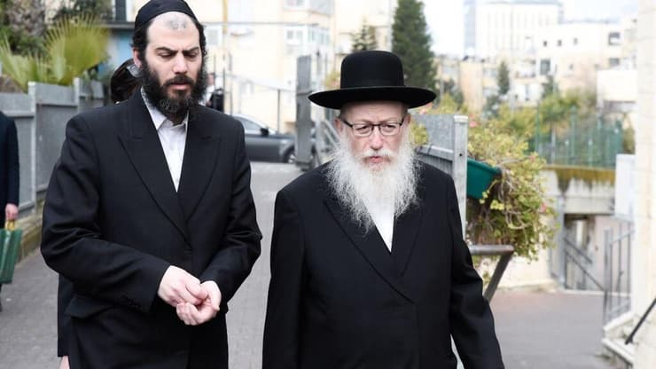 יעקב ליצמן מצביע בקלפי בירושלים