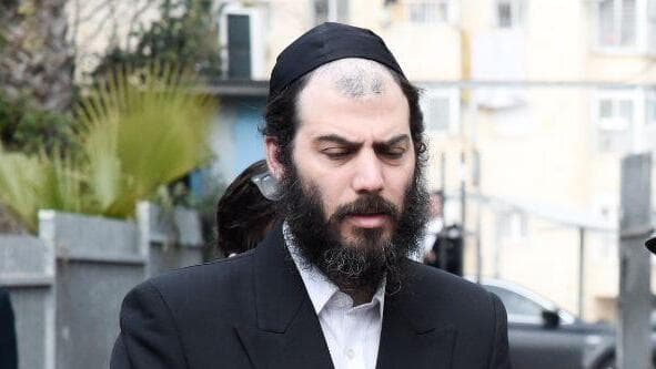 מוטי בבצ'יק (צילום: שלו שלום) יעקב ליצמן מצביע בקלפי בירושלים