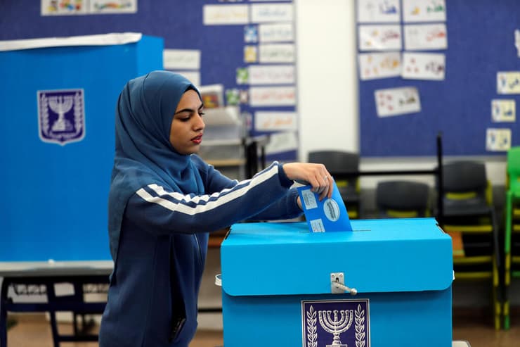 מצביעה בטמרה. שיעור הצבעה גבוה במגזר יקשה על הקמת ממשלה (צילום: רויטרס) בחירות 2020 מצביעים קלפי טמרה ערבים ערבי