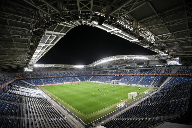 סמי עופר. הדשא של השכן ירוק יותר? (צילום: עוז מועלם) יציעים ריקים אתמול בסמי עופר