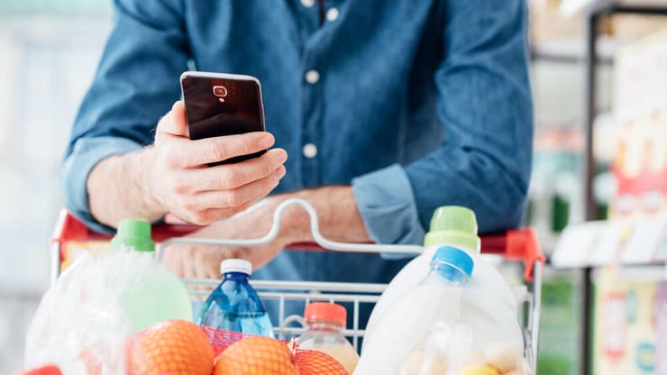 עושים קניות, קל להשוות את המחירים (צילום: shutterstock) גבר עושה קניות