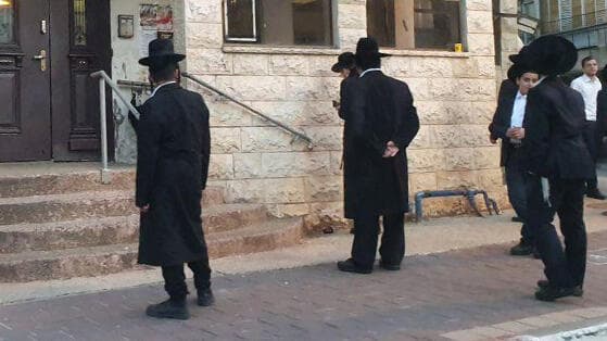 מתפללים ברחובות בני ברק (צילום: אסף קמר) מתפללים ברחובות בני ברק