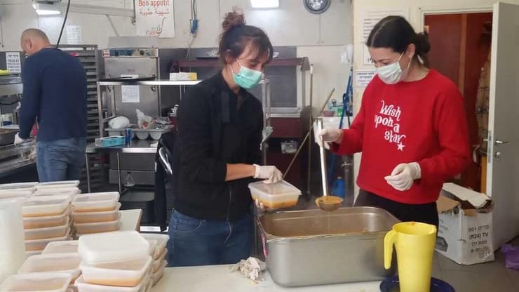 מתנדבי "לשובע" מחלקים אוכל במסעדה בתל אביב מתנדבי לשובע מחלקים אוכל