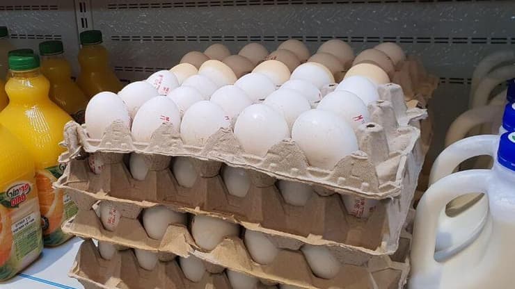 ביצים (צילום: דניאל סלאמה) מדפים בסופרים לקראת חג הפסח