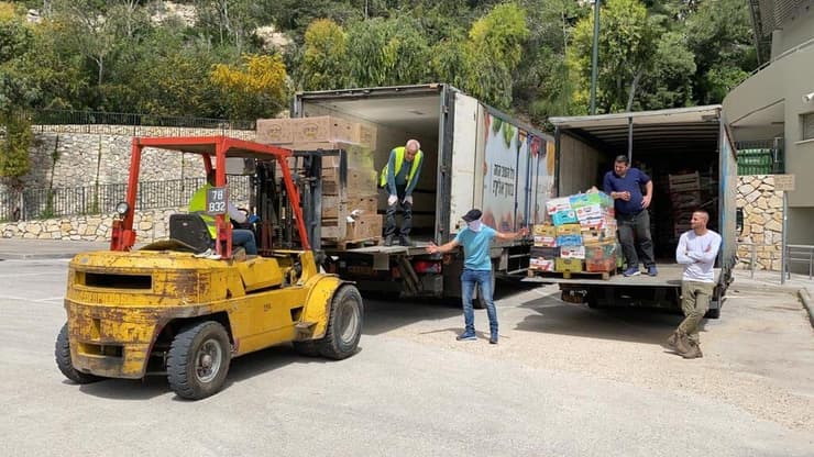 אריזת וחלוקת מזון (צילום: ראובן כהן) אריזת חבילות מזון בחיפה
