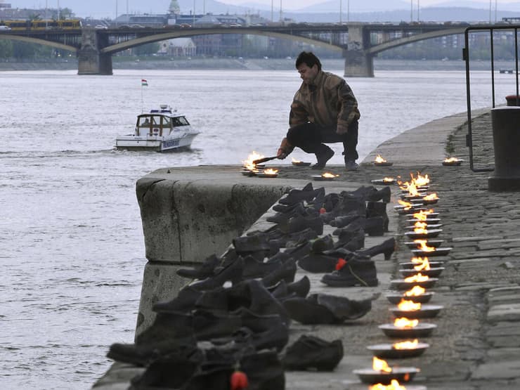 נרות ונעליים לזכר היהודים שנרצחו על גדות הדנובה (צילום: AP) נרות ונעליים לזכר היהודים שנרצחו על גדות הדנובה