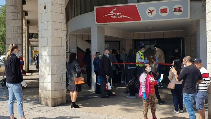 תור בכניסה לסניף דואר בחיפה