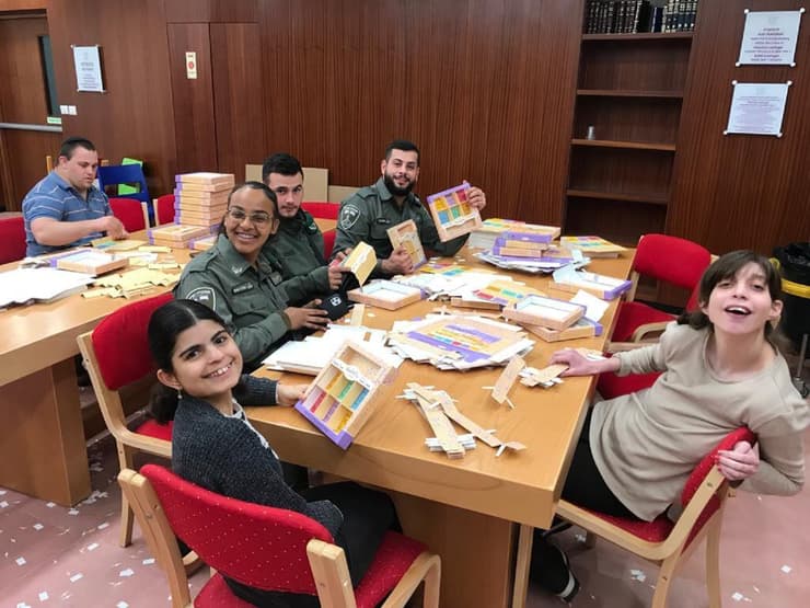 חניכי שלוה מכינים מארזים למשפחות שכולות 