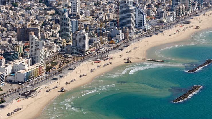 פרויקט יום העצמאות- 20 הצילומים הטובים בישראל קו החוף של תל אביב ריק ממתרחצים