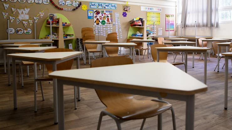 כיתה ריקה בבית ספר יסודי בתל אביב, ארכיון (צילום: AP) כיתה ריקה בבית ספר יסודי בתל אביב
