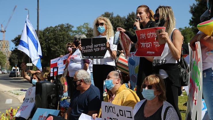 הפגנת ארגוני הגנים הפרטיים והגננות מול משכן הכנסת בזמן כינוס ועדת העבודה והרווחה על מתווה פיצויים בזמן הקורונה, ב-2020 (צילום: עמית שאבי) הפגנת ארגוני הגנים הפרטיים והגננות מול משכן הכנסת בזמן כינוס ועדת העבודה והרווחה