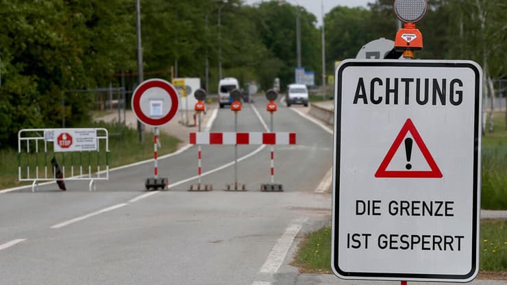 מעבר גבול בין אוסטריה לצ'כיה. שעות רבות של המתנה (צילום: AP) מעבר גבול בין אוסטריה לצ'כיה. שעות רבות של המתנה