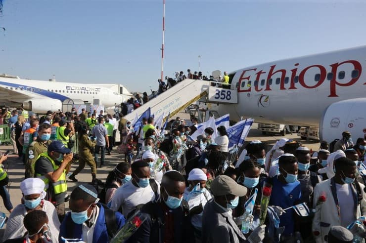 הגעת עולים מאתיופיה לישראל. ארכיון (צילום: מוטי קמחי) 119 עולים חדשים מאתיופיה הגיעו לישראל בטיסה מיוחדת של הסוכנות היהודית