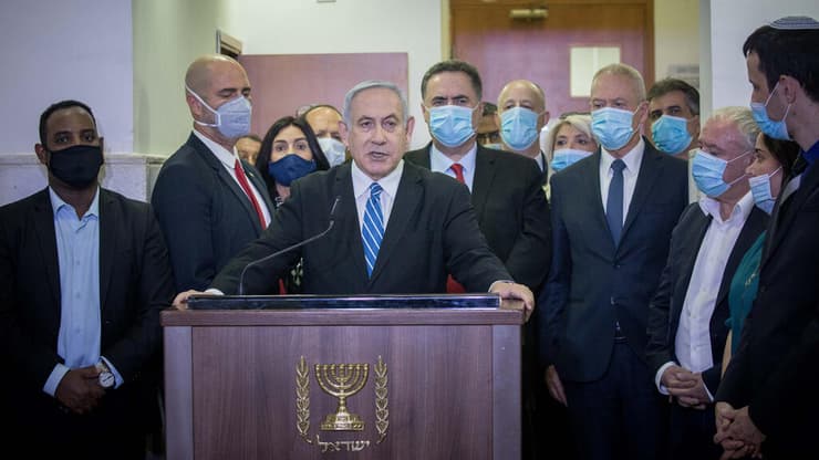 לא הצליחו לשחזר: "תמונת המסכות" מ-2020 (צילום: יונתן זינדל/פלאש90) בנימין נתניהו עם חברי הליכוד לפני הדיון הראשון במשפטו