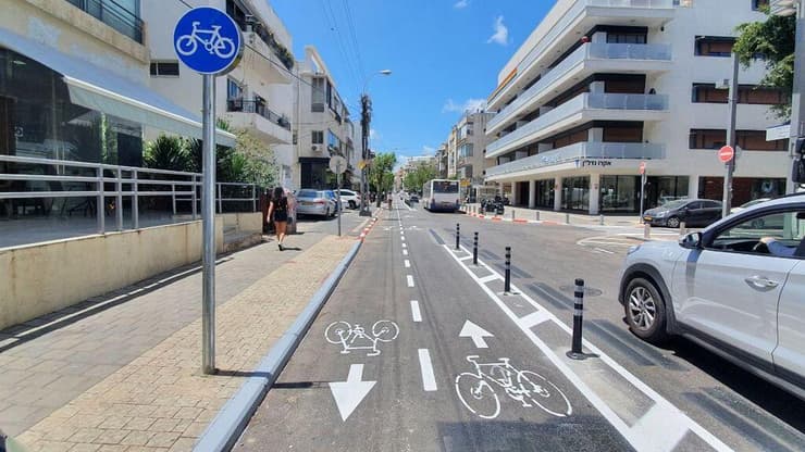 שביל אופניים בתל אביב. על חשבון חניה (צילום: אבי חי) שביל האופניים החדש ברחוב פינסקר