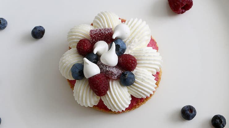 טארט ברטון, פטל, מסקרפונה ופירות יער של אלון שבו (צילום: אלון שבו) טארט ברטון, פטל, מסקרפונה ופירות יער של אלון שבו