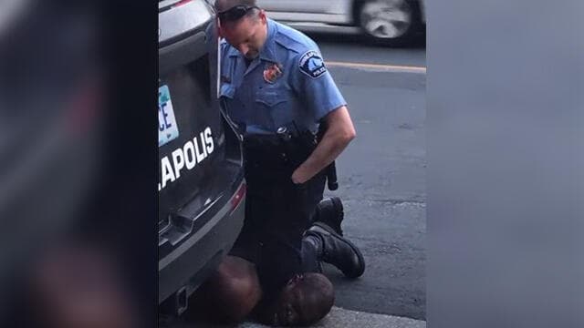 תיעוד מרגעיו האחרונים של ג'ורג' פלויד. ברגע אחד, מה שהוצג כרדיקליות מסוכנת הפך לתשובה פוליטית לרחובות הבוערים 