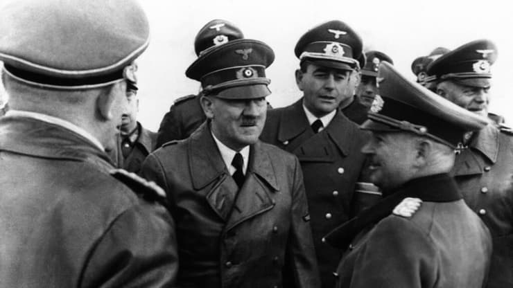 היטלר משוחח עם חיילים בגרמניה