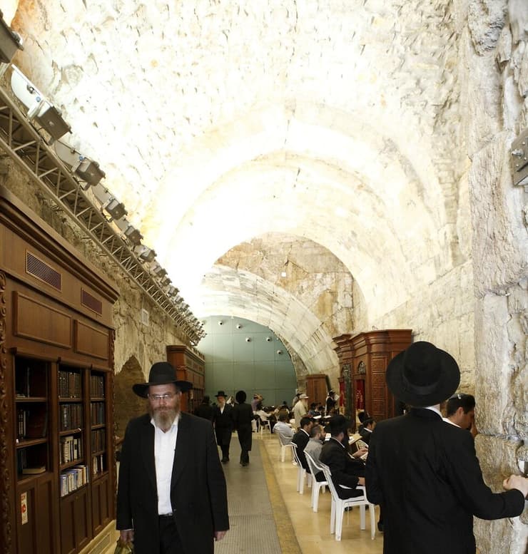 מתפללים ליד קשת וילסון