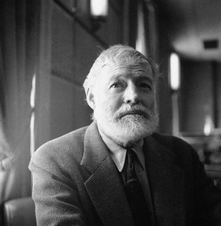 שכח שהוא עיתונאי. ארנסט המינגווי (AP Images) ארנסט המינגוויי