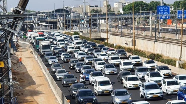 עומסים בנתיבי איילון (צילום: שמוליק דודפור) עומסים בנתיבי איילון