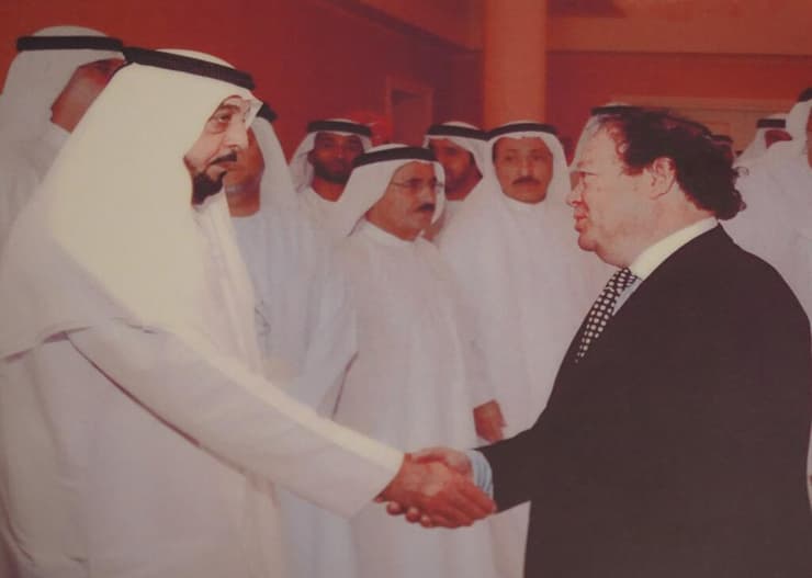 וולף עם נשיא איחוד האמירויות לשעבר, השייח ח'ליפה בן זאיד אאל נהיאן (צילום: באדיבות הקהילה היהודית איחוד האמירויות) וולף עם נשיא איחוד האמירויות, השיח ח'ליפה בן זאיד אאל נהיאן