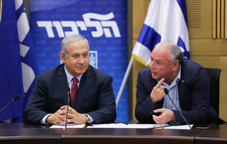 "שריונים זו המצאה שלו". השר אמסלם וראש הממשלה נתניהו (צילום: אלכס קולומויסקי) דודי אמסלם לצד בנימין נתניהו