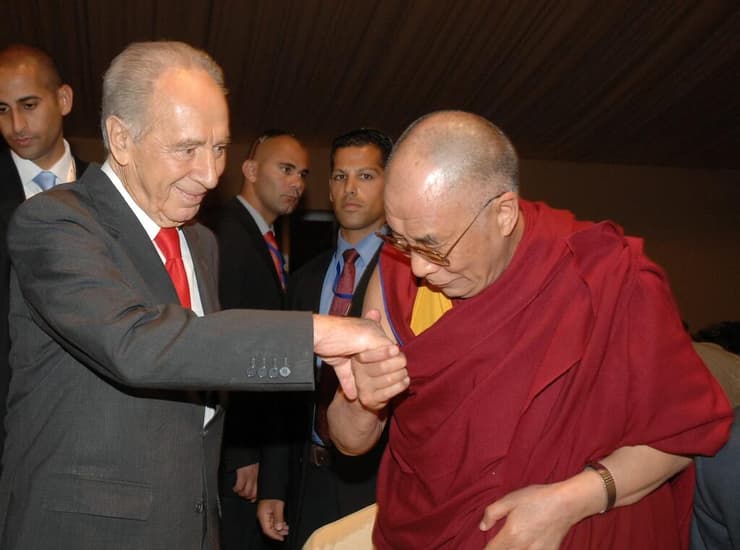 דלאי לאמה ושמעון פרס בועידת זוכי פרס נובל בפטרה, 2008