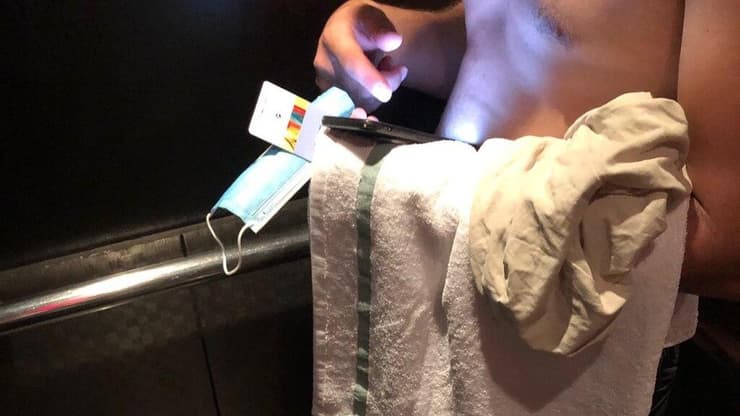אורח במעלית עם מסכה ביד (צילום: מאור לייזר) מלון ישרוטל גנים בים המלח בתקופת הקורונה