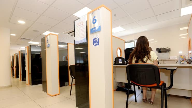 הקבוצות הנפגעות שוב ושוב ממשברי חירום הן נשים וצעירים. לשכת התעסוקה בחולון (צילום: קובי קואנקס) לשכת התעסוקה בחולון