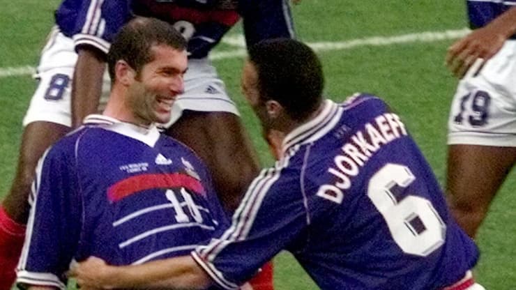 רגע מאחד. זידאן ב-1998 (צילום: AP) זינדין זידאן