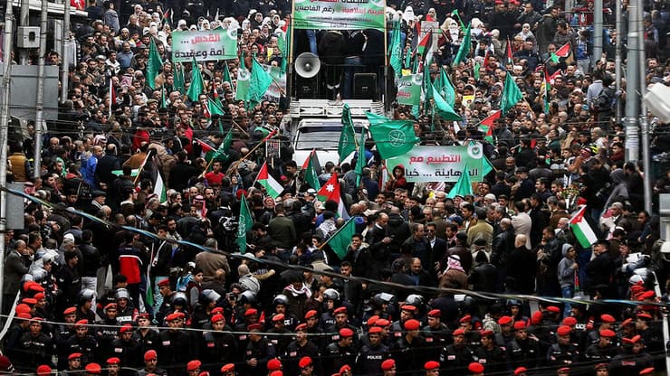 ירדן 2017 אנשי האחים המוסלמים מפגינים על העברת שגרירות ארה"ב לירושלים