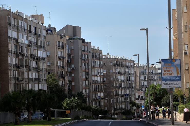 בניינים בבת ים (צילום: עמית שעל) בניינים בבת ים